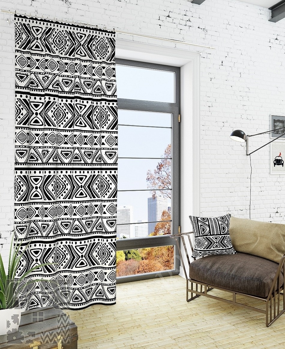 Стильные портьеры белого цвета с черным орнаментом в африканском стиле для гостиной