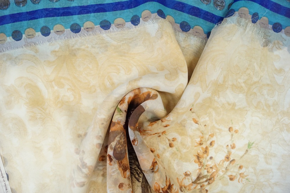 Ткань шелк бело-кремового оттенка с цветочным рисунком