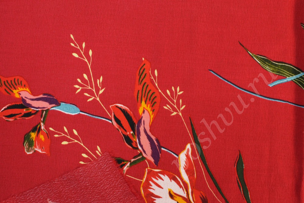 Штапельная ткань красного цвета в цветочный принт