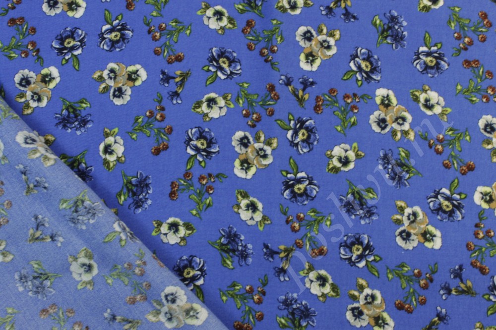 Штапельная ткань синего цвета в цветочный принт
