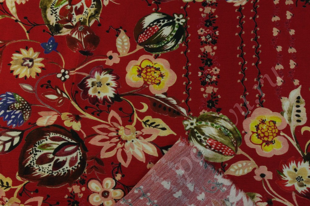 Штапельная ткань темно-красного цвета в цветочный принт