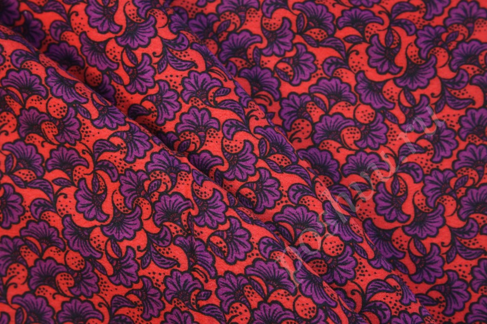 Ткань креп ярко-кораллового оттенка в пурпурный узор