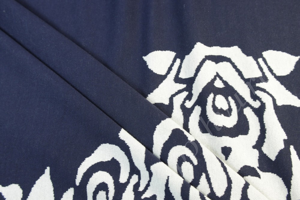 Трикотажная ткань темно-синего цвета с белым узором