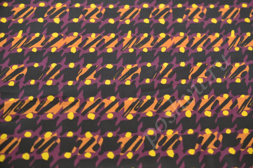 Ткань плательно-блузочная пурпурного цвета в узор оранжевого и черного оттенков