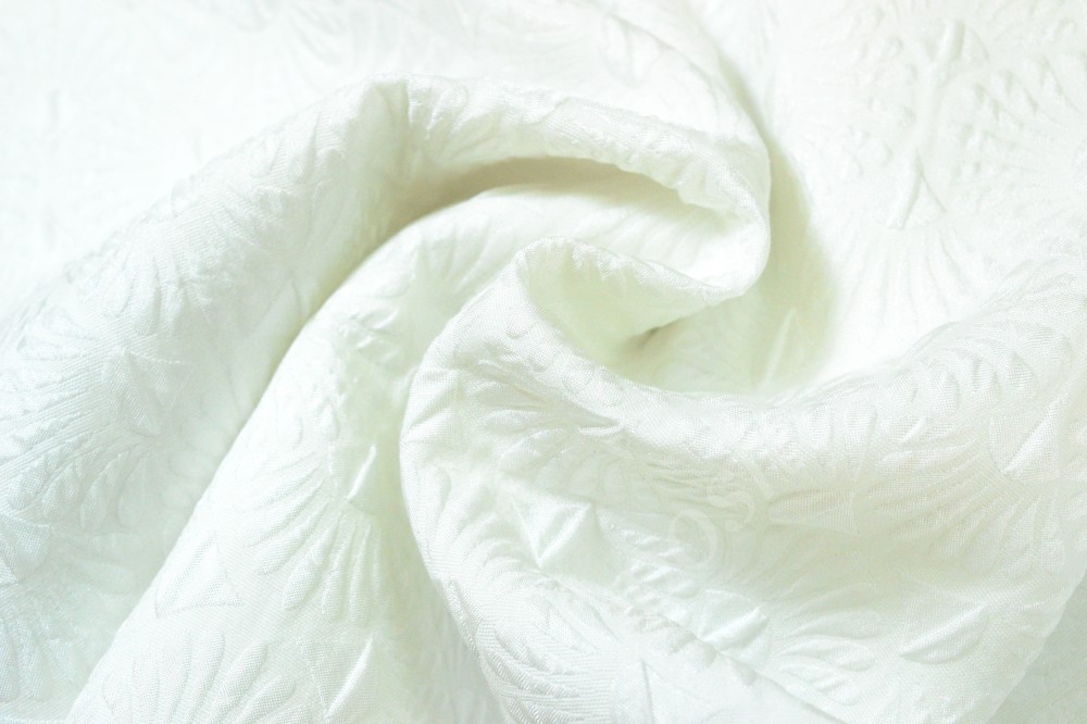Жаккардовая ткань белоснежного цвета с рельефным узором