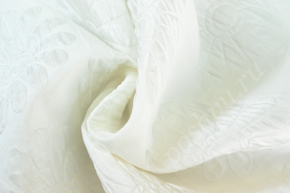 Жаккардовая ткань белого оттенка с цветочным узором