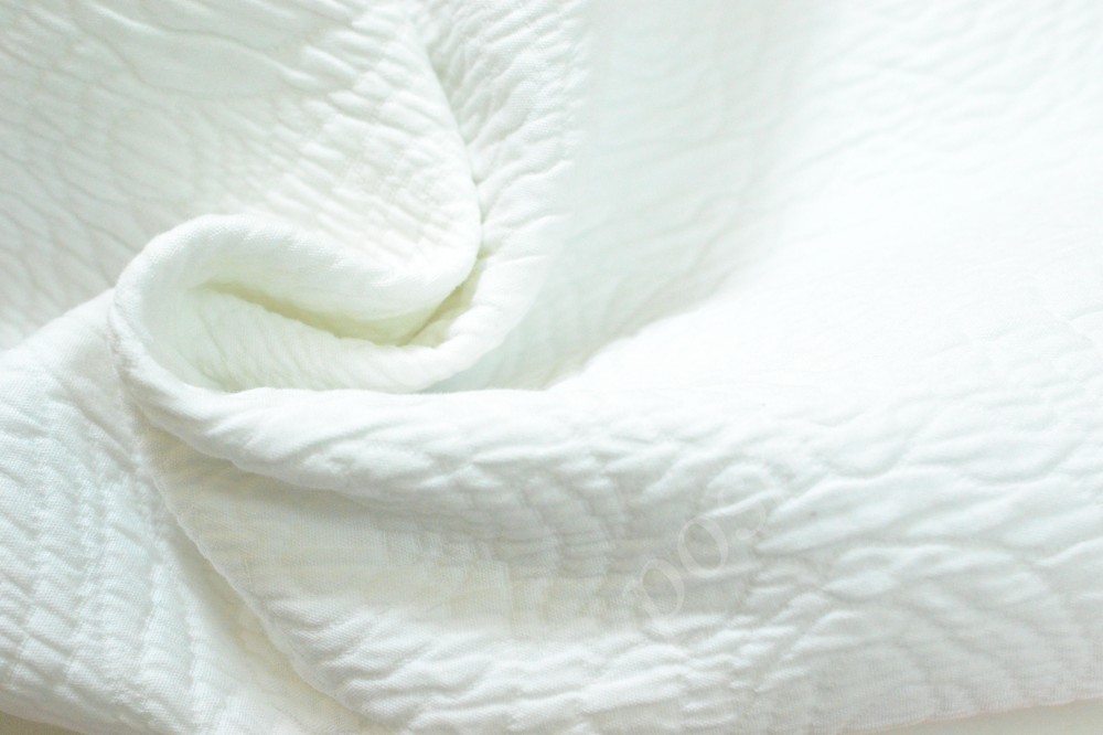 Жаккардовая ткань белого цвета с абстрактным узором