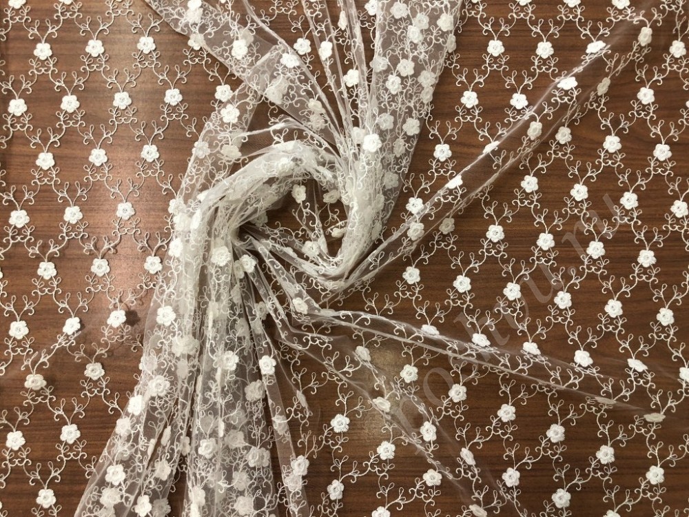 Вышивка на сетке с белыми цветами
