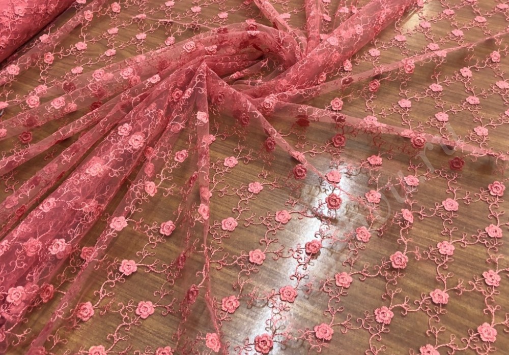 Вышивка на сетке с коралловыми цветами