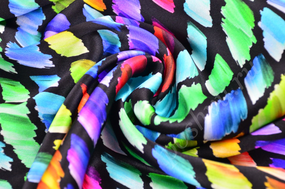 Цветастая ткань из шелка с угольным фоном и абстрактными разноцветными мазками