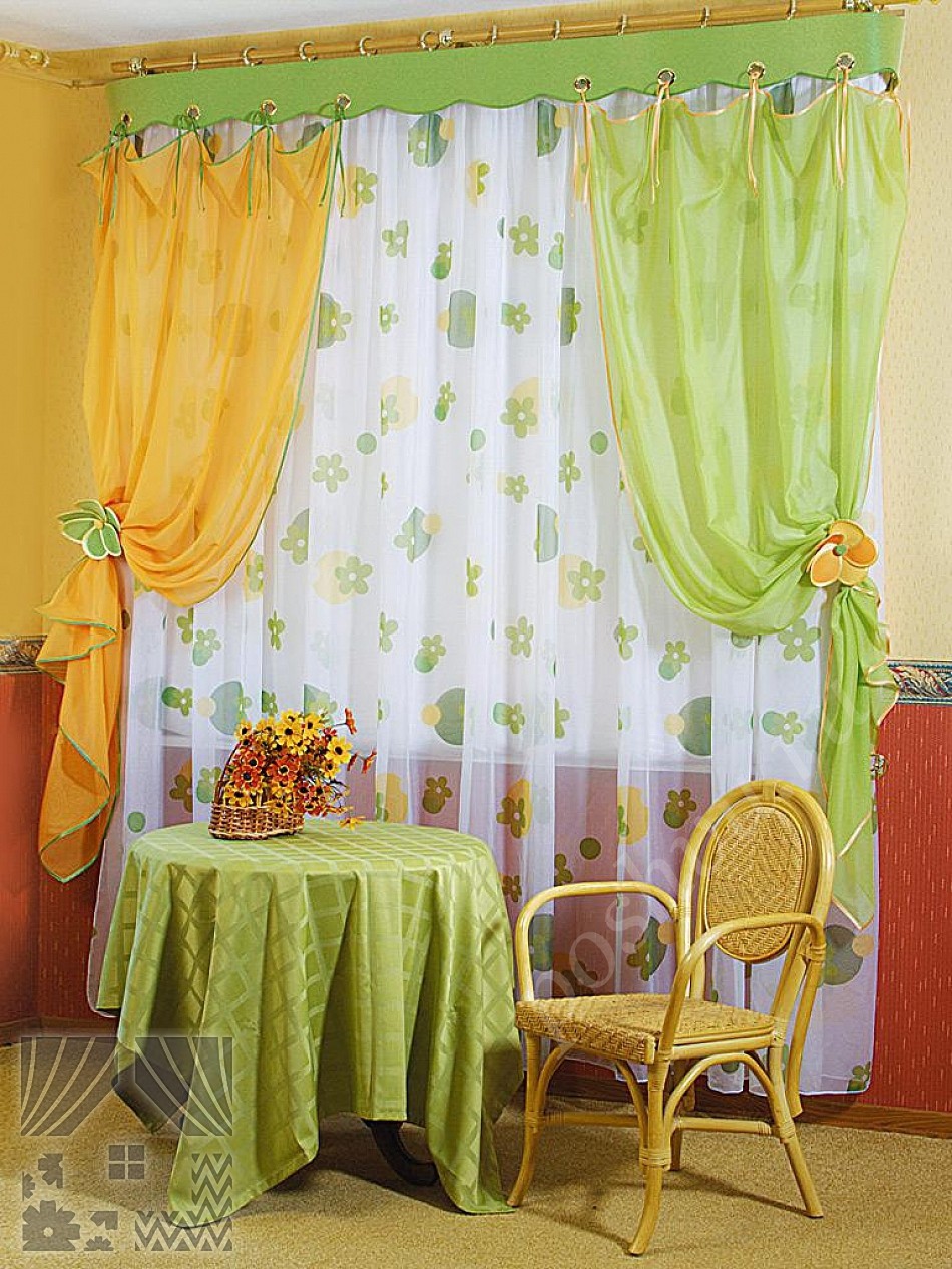 Неординарный комплект готовых штор для кухни в желто-зеленых тонах и тюлем с цветочным орнаментом