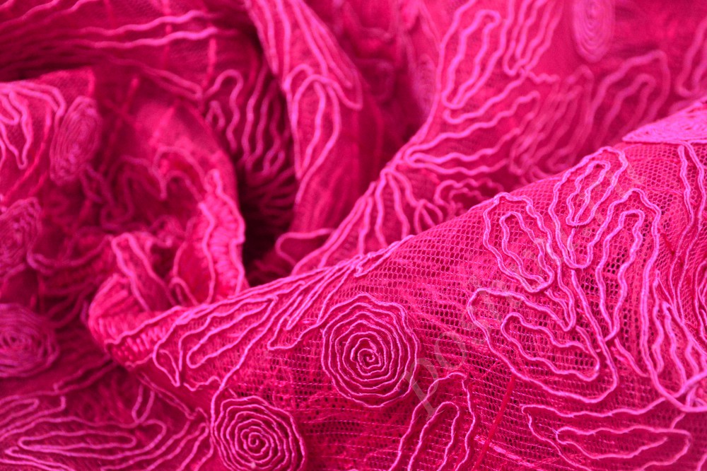 Ткань стильная сетка темного-розового цвета с кружевным узором