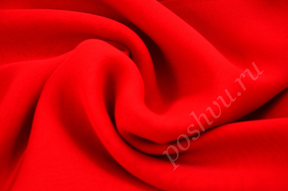 Яркая шифоновая ткань насыщенного красного цвета