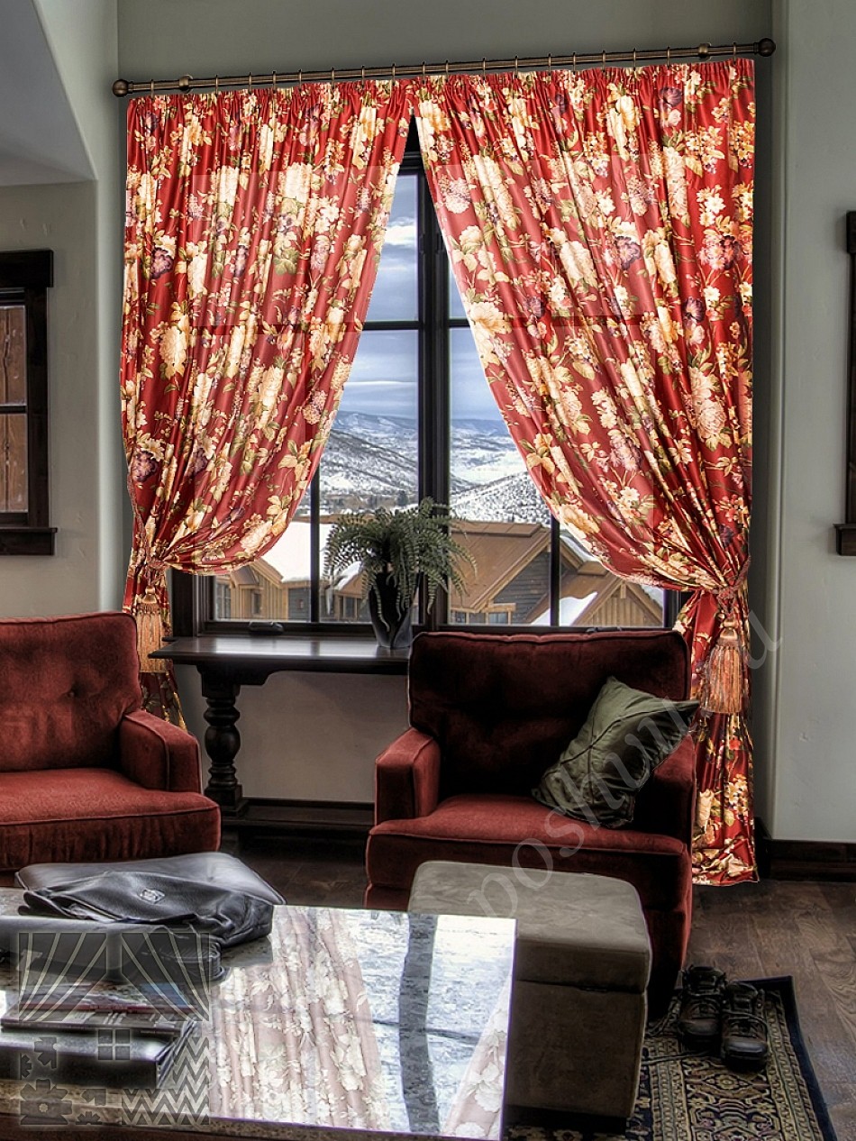 Яркий комплект готовых штор кирпичного цвета с флористическим принтом для гостиной