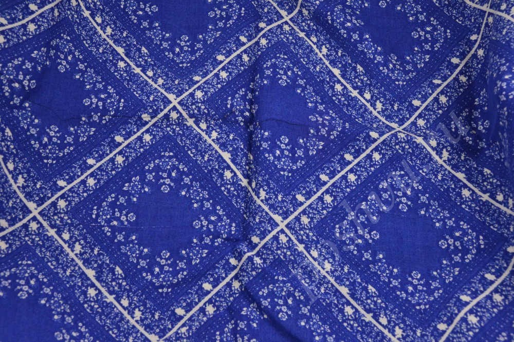 Плотная штапельная ткань синего цвета с геометрическим узором