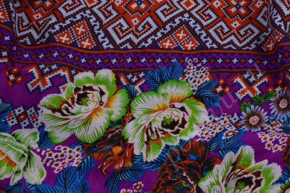 Яркая штапельная ткань с орнаментом и цветочным узором