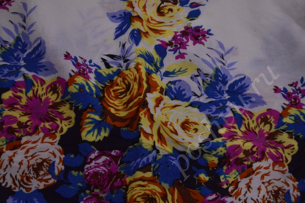 Очаровательная штапельная ткань белого цвета с яркими цветами