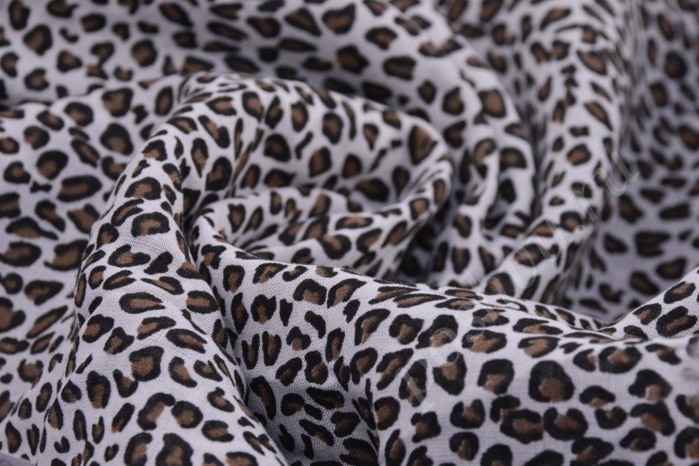 Стильная штапельная ткань белого цвета с леопардовыми пятнами