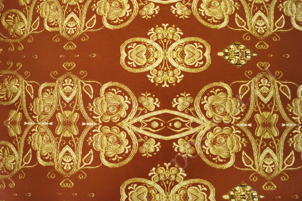 Шёлковая ткань красного цвета с золотистым орнаментом