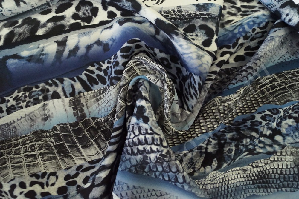 Шёлковая ткань с анималистическим принтом в синем тоне