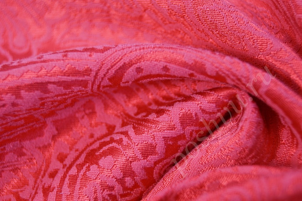 Ткань элегантный жаккард гранатового цвета с волнистым узором со скидкой