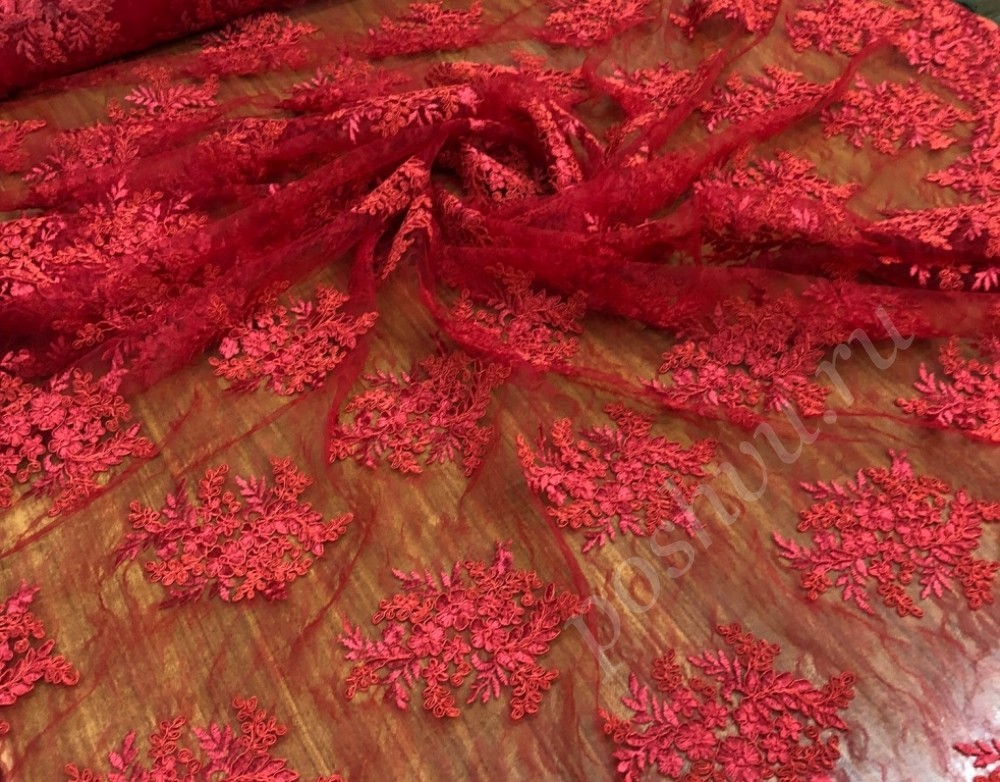 Вышивка на сетке с красными цветами