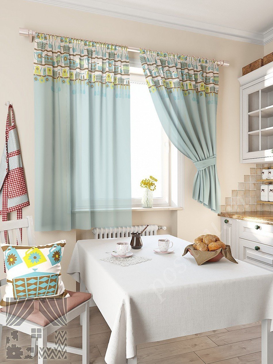Нежный комплект штор для кухни голубого цвета с принтом на кухонную тематику