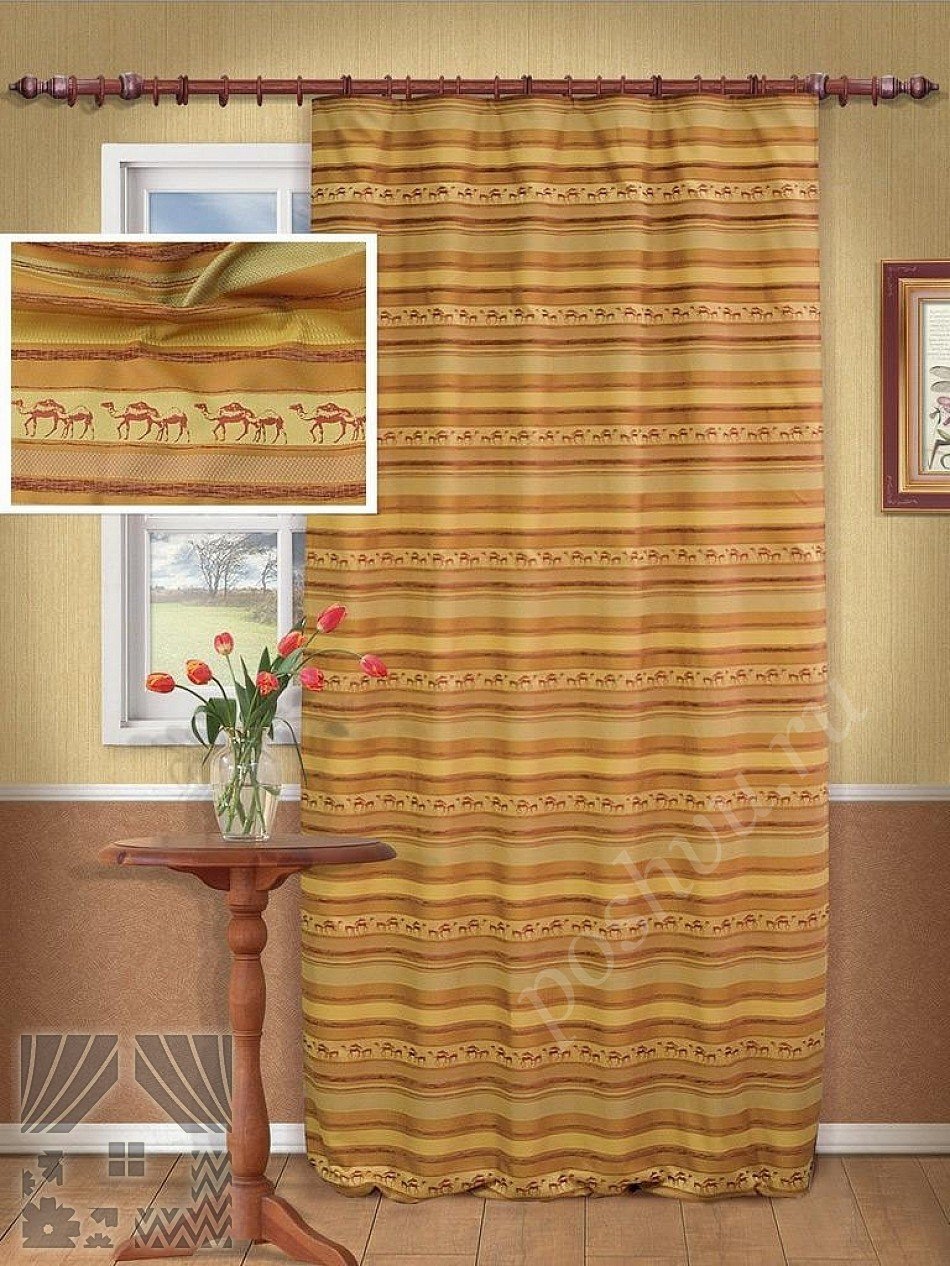 Золотистые портьеры в горизонтальную полоску с узором на восточную тематику для гостиной или спальни