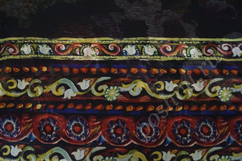 Шёлковая ткань чёрного цвета с ярким цветочным узором