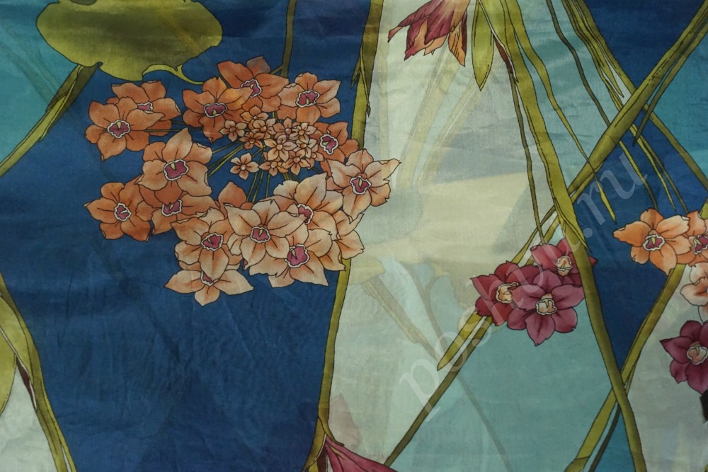 Шифоновая ткань сине-белого цвета с цветочным узором