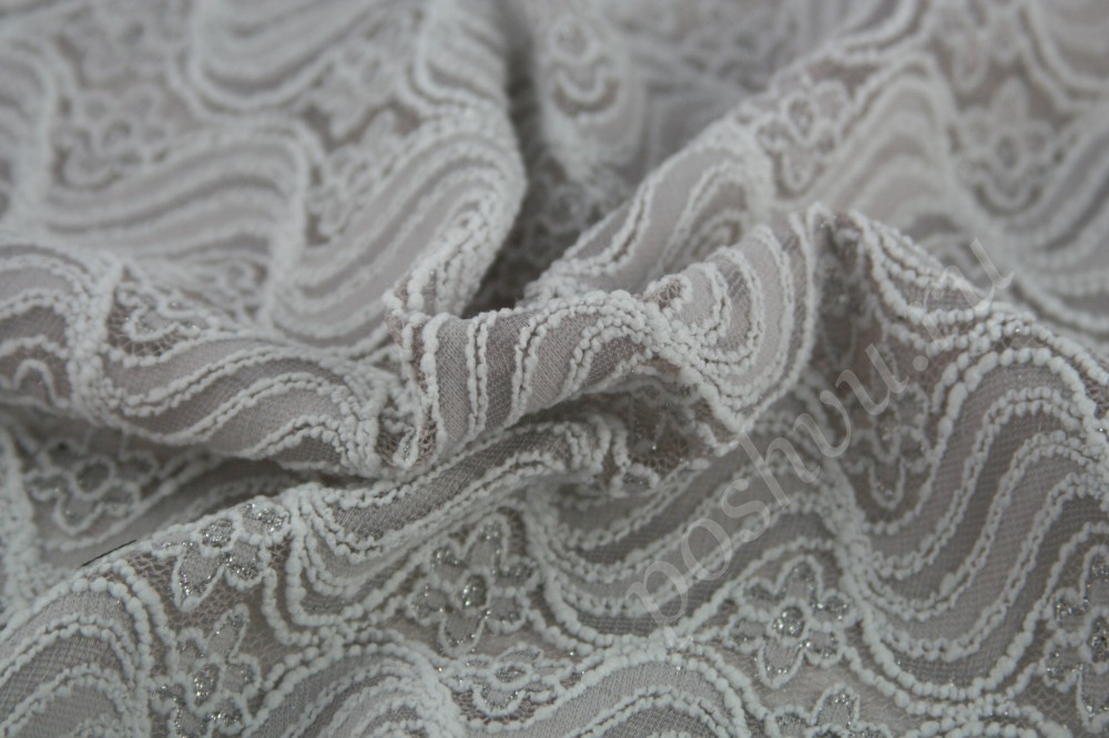 Белая трикотажная ткань с оригинальной вышивкой