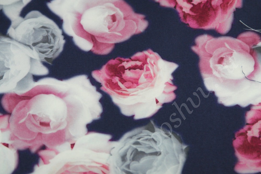Ткань бенгалин с принтом из нежно-розовых и дымчатых роз