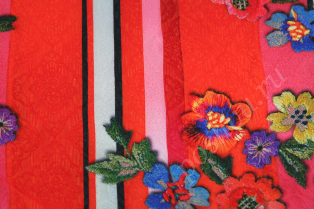 Красная жаккардовая ткань с ярким цветочным орнаментом