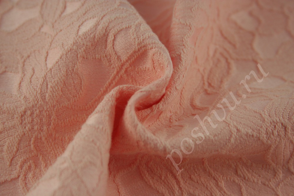 Нежно-розовая жаккардовая ткань с выпуклым цветочным орнаментом
