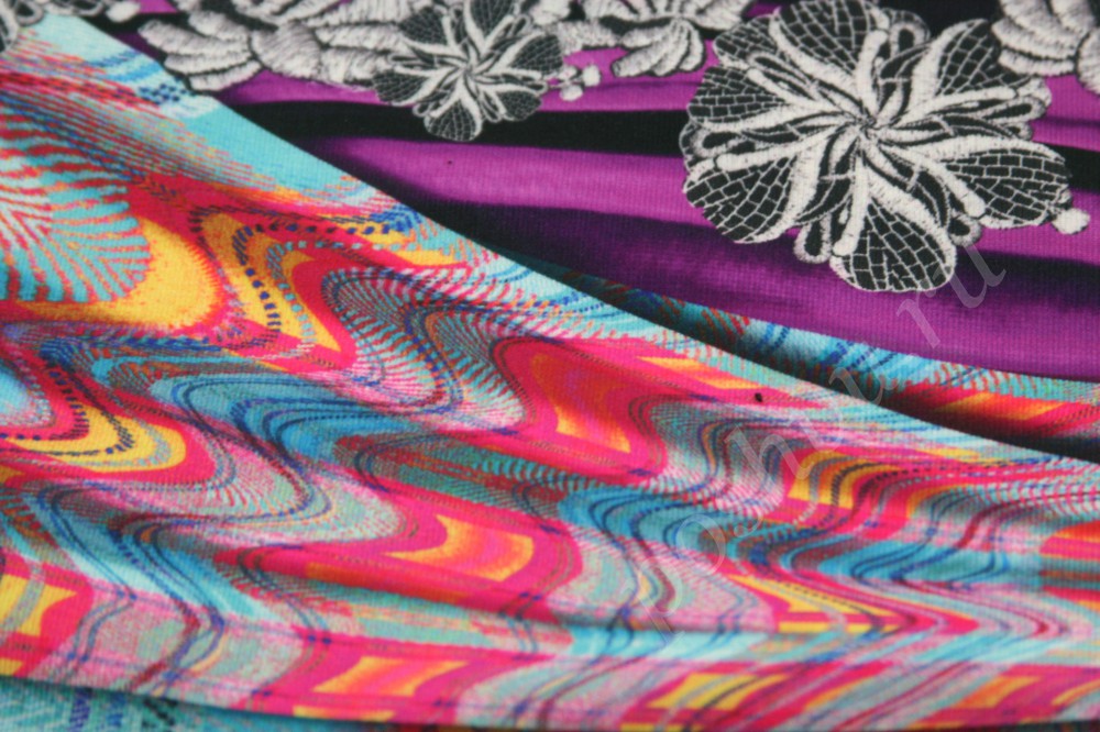 Разноцветная трикотажная ткань с цветочным принтом