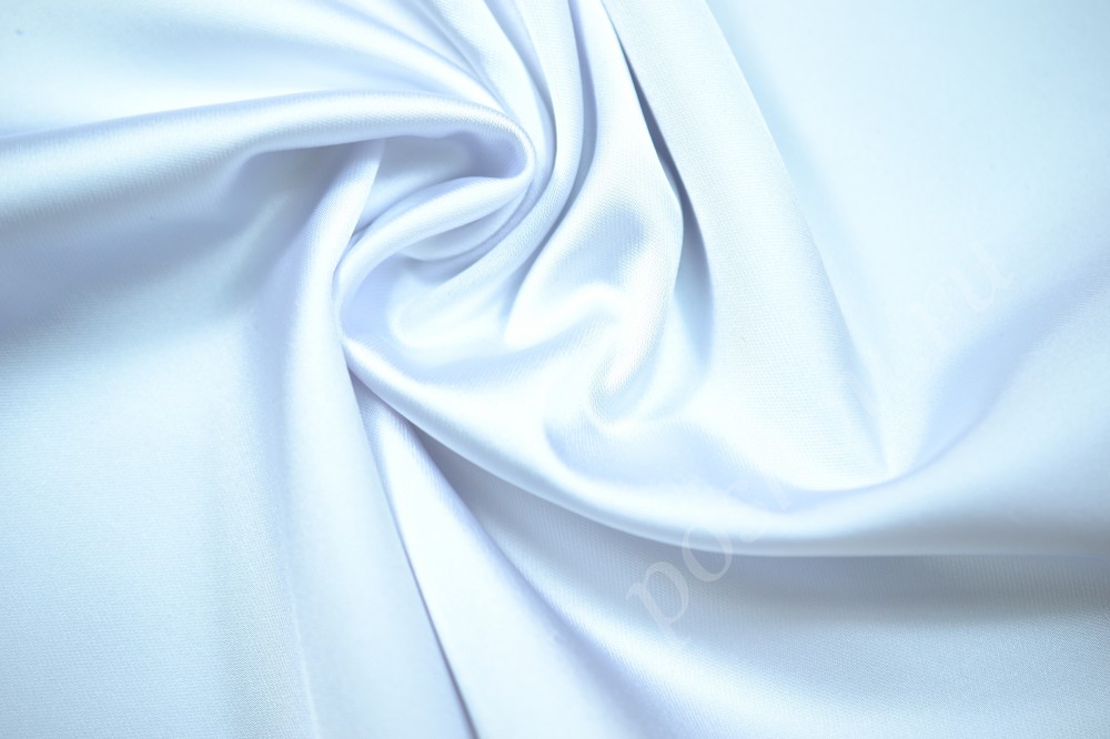 Атласная ткань белого цвета с нежно-голубым отливом