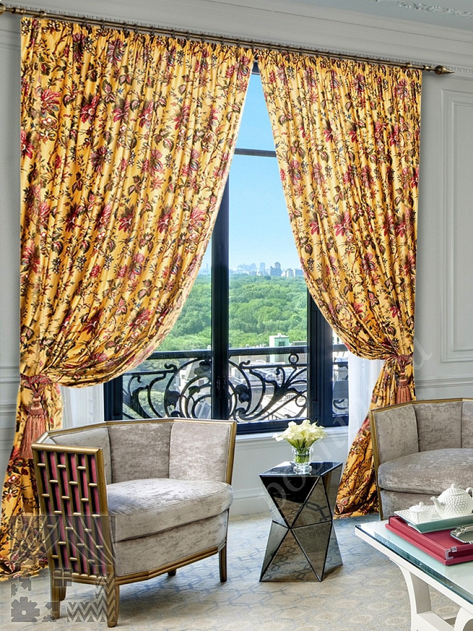 Модный комплект штор в золотых тонах с ярким флористическим принтом