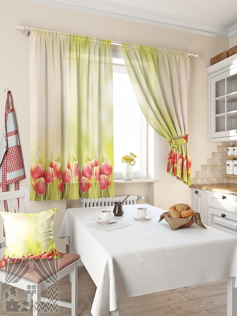 Нежный комплект штор для кухни с фотопринтом красных тюльпанов и подхватами в тон