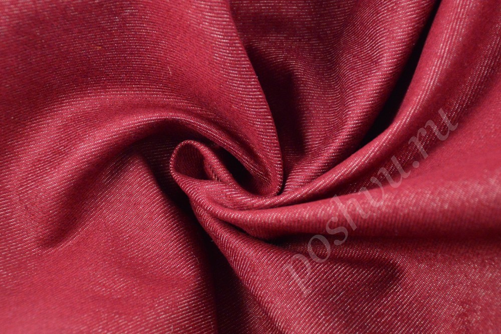 Плотная джинсовая ткань цвета красной маренской розы