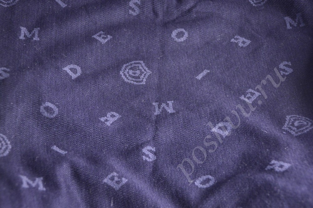 Стильная трикотажная ткань тёмно-синего цвета с буквами английского алфавита