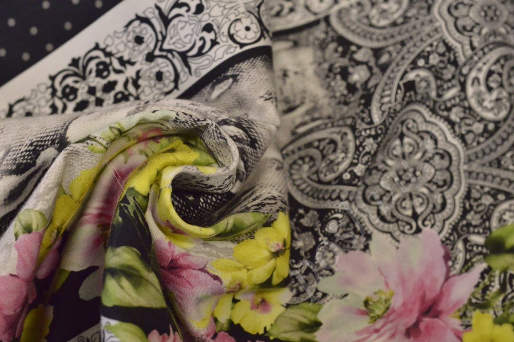Ткань хлопок кремового оттенка с орнаментом и цветами