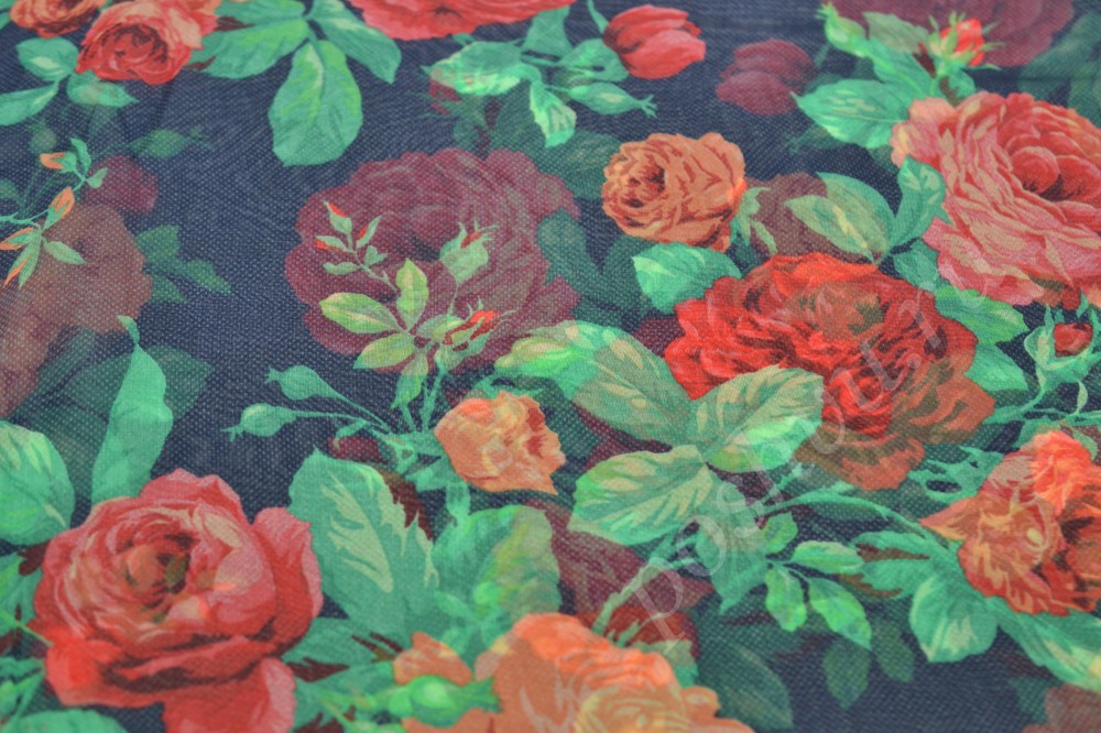 Костюмная ткань темно-синего оттенка в красные розы