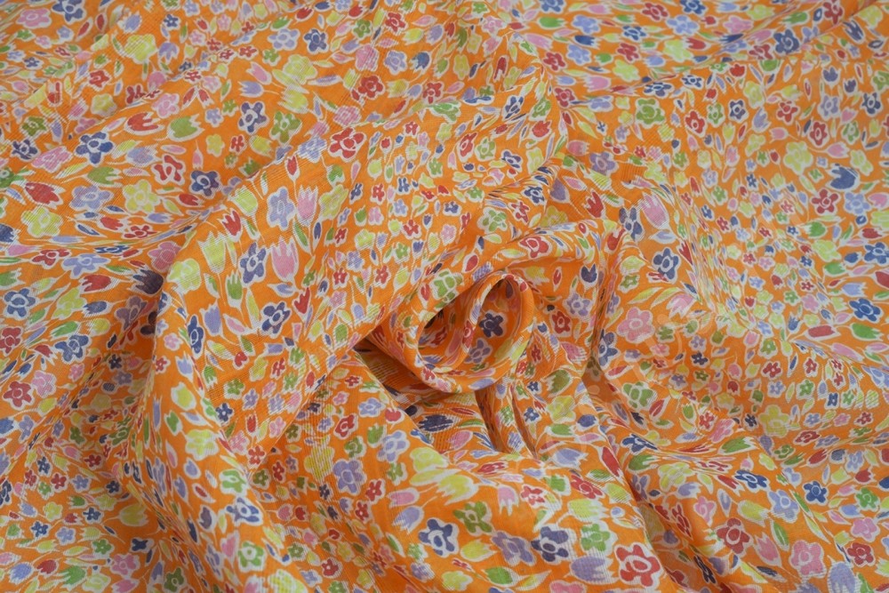 Плательная ткань оранжевого цвета с цветами