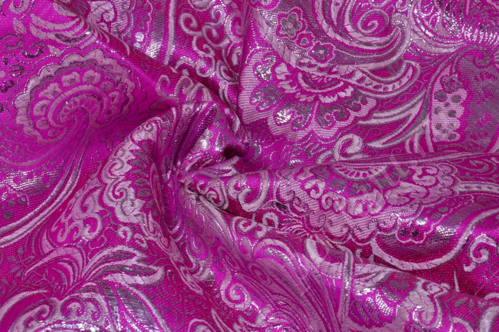 Ткань парча ярко-розового цвета с серебристо-белой вышивкой