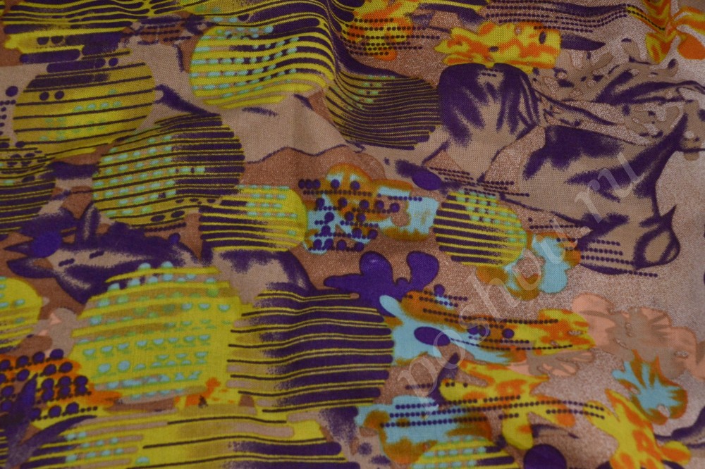 Ткань штапель бежевого цвета в яркий абстрактный узор
