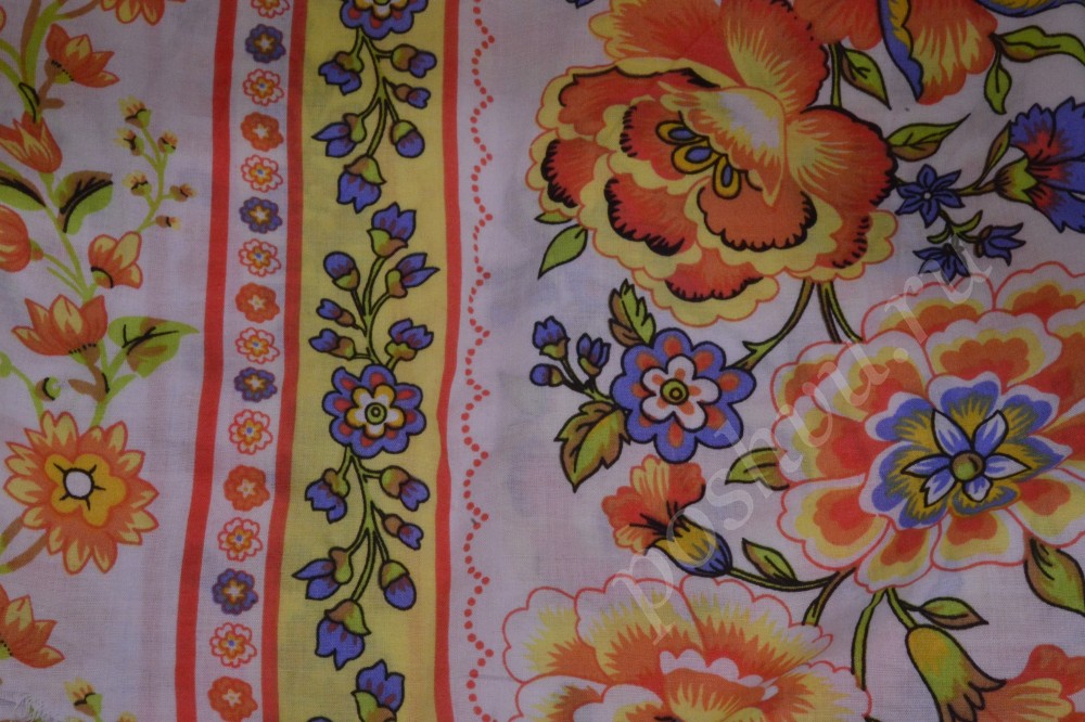 Ткань штапель белого цвета в курпные цветы синего, желтого и красного цвета