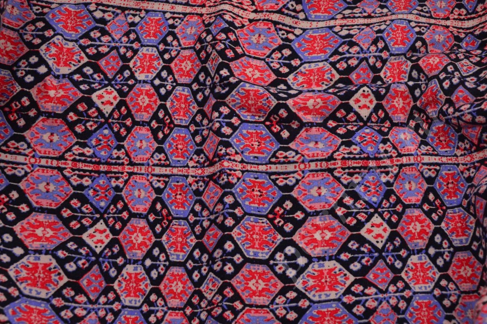 Ткань штапель в геометрический узор черного, синего и красного оттенка