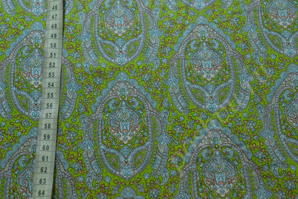Хлопковая ткань зеленого оттенка с розово-голубым узором