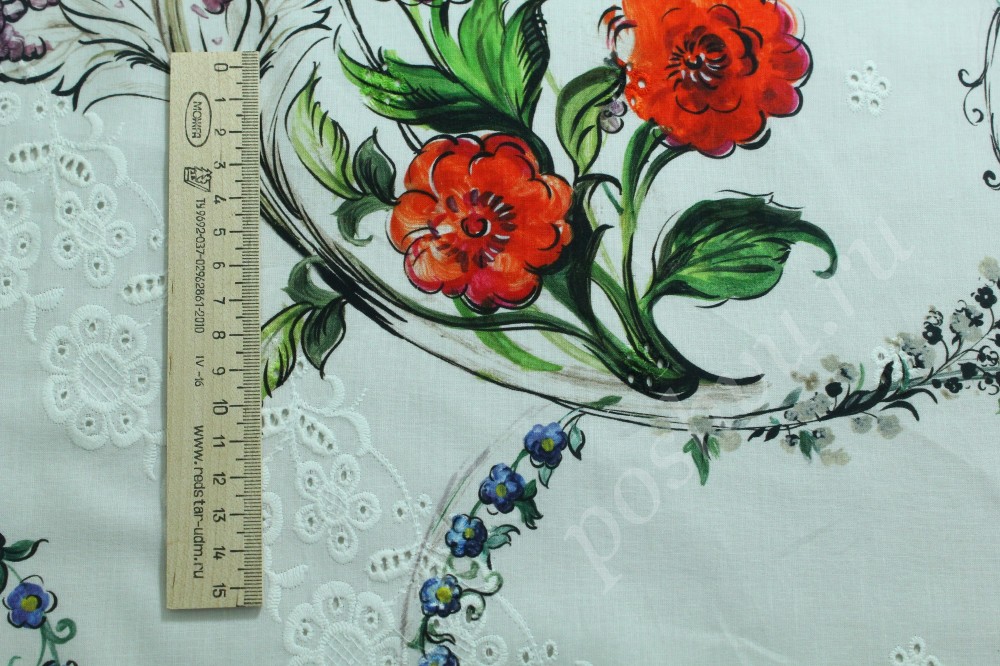 Плательно-костюмная ткань из хлопка белого цвета в цветочный принт