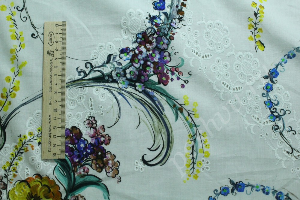 Плательно-костюмная ткань из хлопка белого цвета в флористический узор